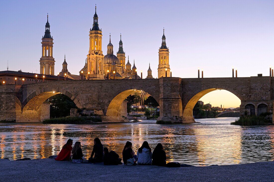 Spain, Aragon Region, Zaragoza Province, Zaragoza, Basilica de Nuestra Senora de Pilar and the Puente de Piedra on the Ebro River