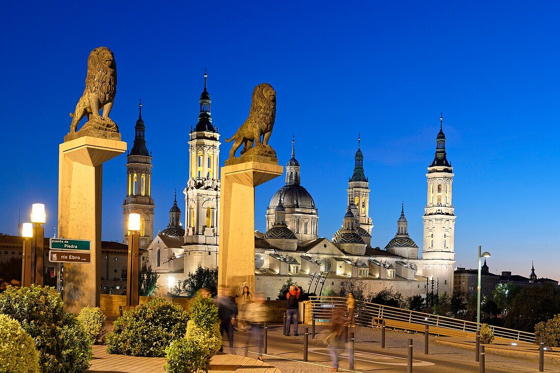 Spain, Aragon Region, Zaragoza Province, Zaragoza, Basilica de Nuestra Senora de Pilar and the Puente de Piedra on the Ebro River