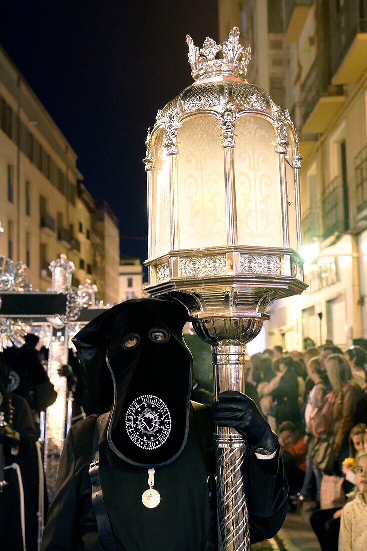 Spanien, Region Aragonien, Provinz Zaragoza, Zaragoza, Religiöser Wagen, der während der Karwoche durch die Straßen getragen wird, im Hintergrund die Basilika de Nuestra Senora de Pilar