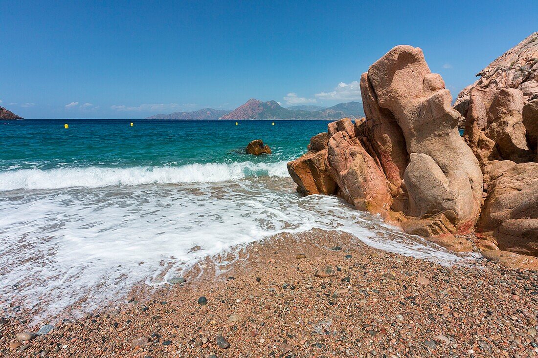 Frankreich, Corse du Sud, Golf von Porto, Capo Rosso, Anse de Ficajola und das Naturschutzgebiet Scandola im Hintergrund