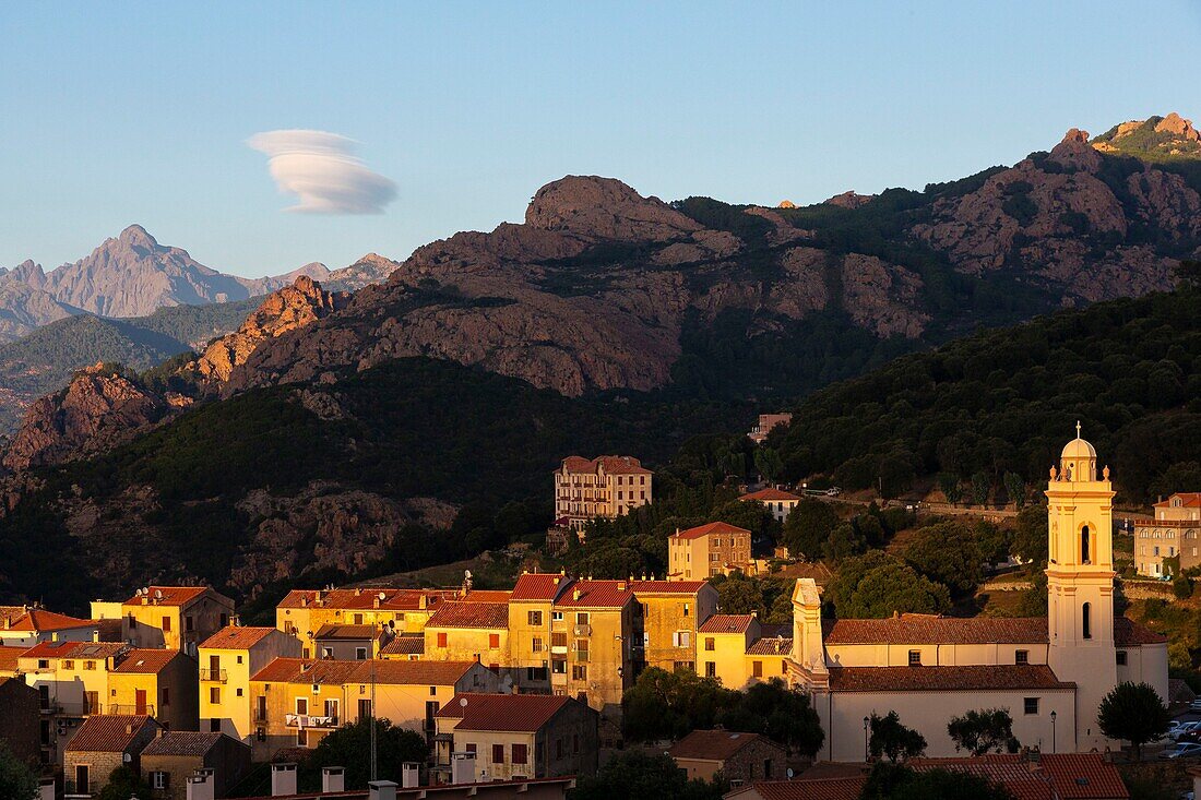 Frankreich, Corse du Sud, Golf von Porto, von der UNESCO zum Weltkulturerbe erklärt, Piana, ausgezeichnet mit dem Titel "Schönste Dörfer Frankreichs