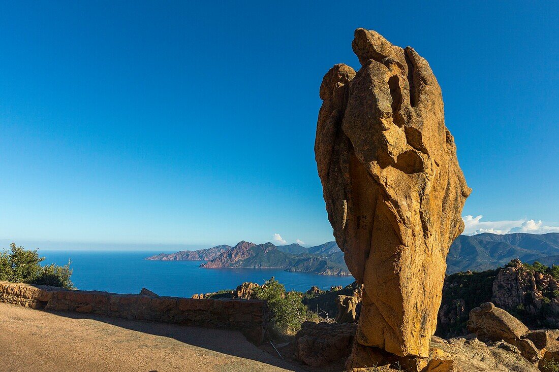 Frankreich, Corse du Sud, Golf von Porto, von der UNESCO zum Weltkulturerbe erklärt, Calanques de Piana zu den Felsen aus rosa Granit