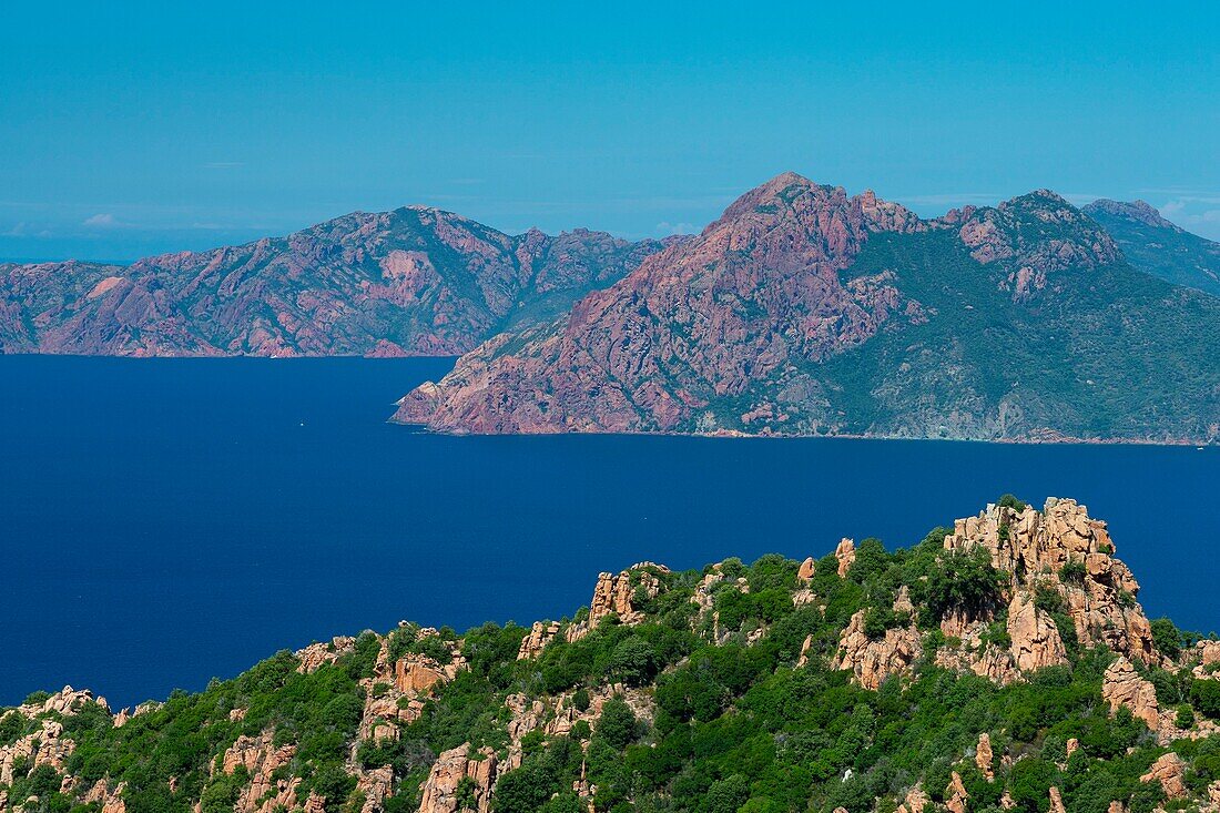 Frankreich, Corse du Sud, Golf von Porto, von der UNESCO zum Weltnaturerbe erklärt, Ufer von Piana mit Felsen aus rosa Granit, im Hintergrund Capo Senino und das Naturschutzgebiet der Halbinsel Scandola