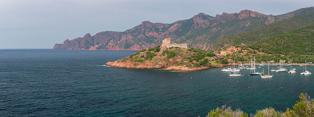 Frankreich, Corse du Sud, Naturschutzgebiet Scandola, von der UNESCO zum Weltkulturerbe erklärt, Dorf Girolata