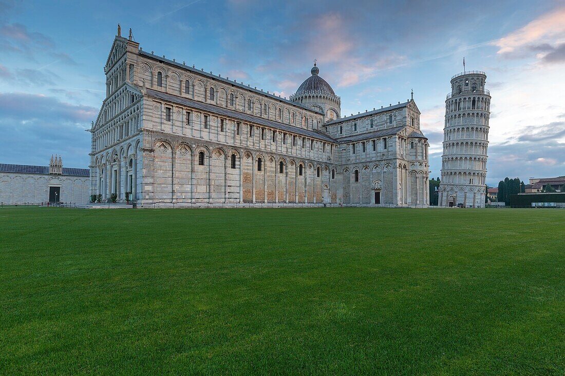 Italien, Toskana, Pisa, Piazza dei Miracoli, von der UNESCO zum Weltkulturerbe erklärt, Kathedrale Notre Dame de l'Assomption und Turm von Pisa