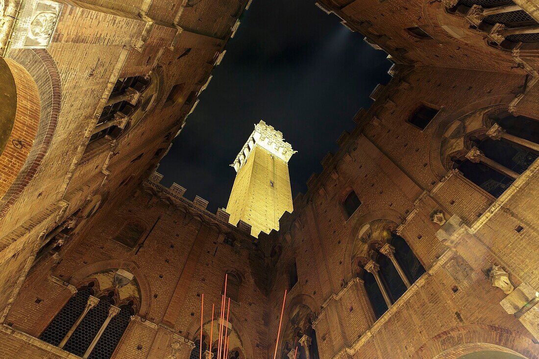 Italien, Toskana, Siena, historisches Zentrum, von der UNESCO zum Weltkulturerbe erklärt, Torre del Mangia (Mangia-Turm) auf der Piazza San Marco