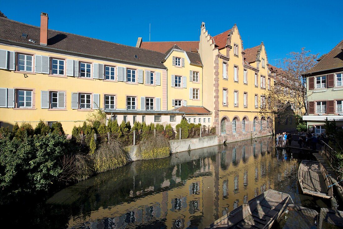 Frankreich, Haut Rhin, Colmar, Stadtteil Petite Venise, Fachwerkhäuser, Boot auf dem Fluss Lauch