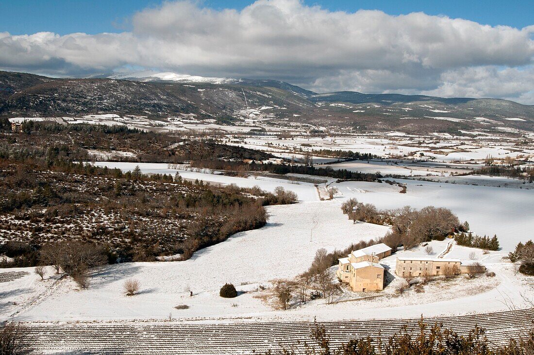 Frankreich, Vaucluse, Sault, Bauernhof im Schnee