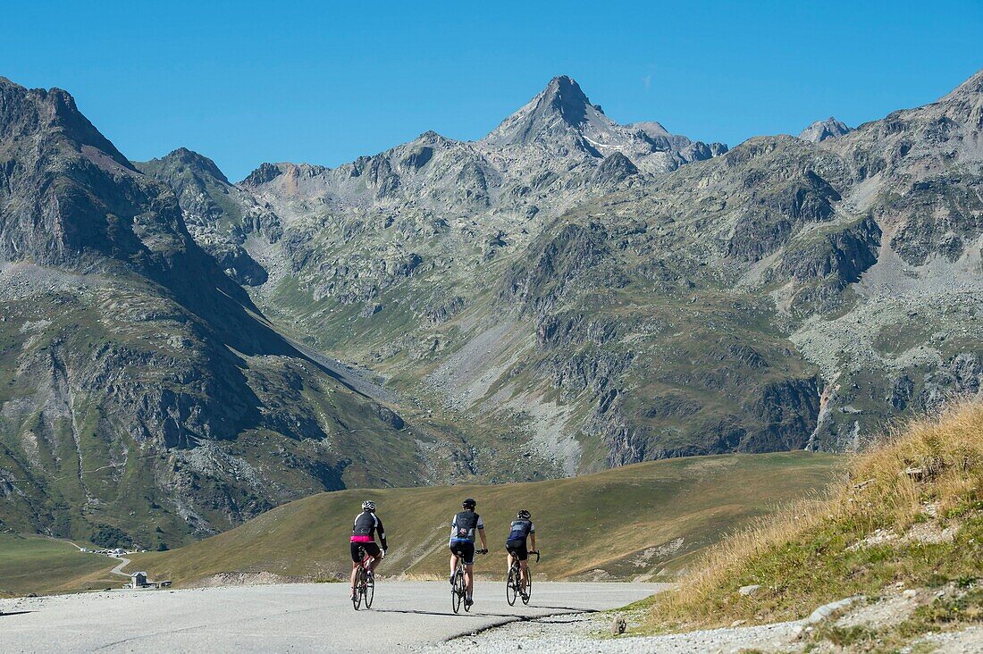 Frankreich, Savoyen, Saint Jean de Maurienne, im Umkreis von 50 km um die Stadt wurde der größte Radwanderweg der Welt angelegt. Radfahrer auf dem Gipfel des Passes des Eisernen Kreuzes