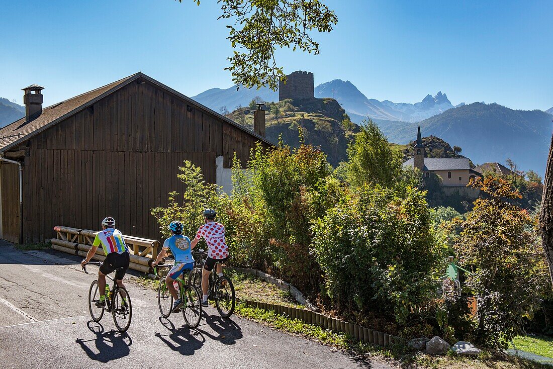 Frankreich, Savoyen, Maurienne, auf dem größten Radwanderweg der Welt, der Chaussy-Pass-Route oder regelmäßig die Tour de France passiert, über das Dorf Chatel und die Nadeln von Arves