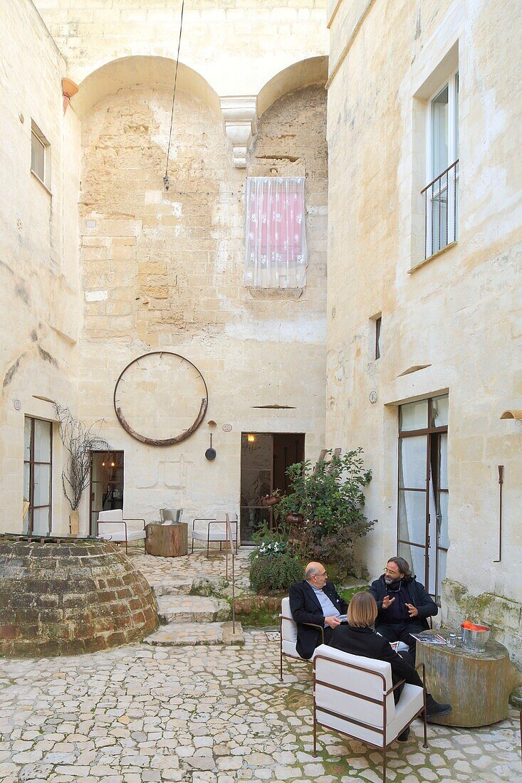 Italien, Basilikata, Matera, Kulturhauptstadt Europas 2019, von der UNESCO zum Weltkulturerbe erklärte Troglodyten-Altstadt, Sasso Caveoso, Hotel Corte San Pietro, Zentraler Innenhof