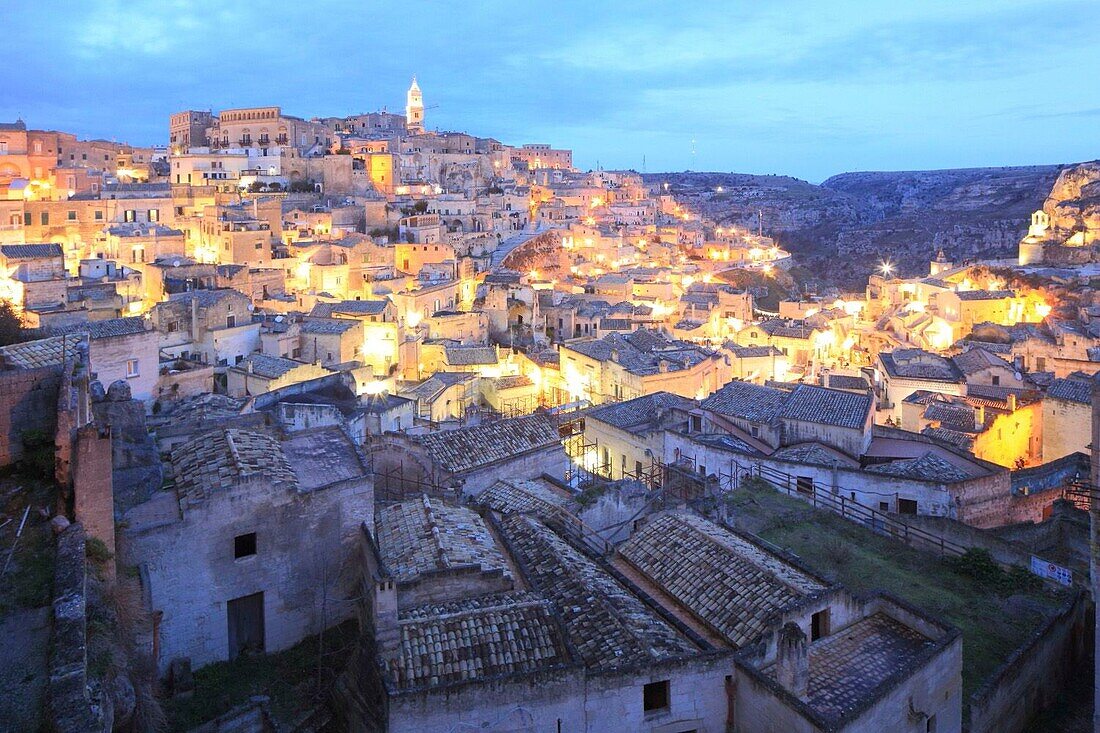 Italien, Basilikata, Matera, Kulturhauptstadt Europas 2019, von der UNESCO zum Weltkulturerbe erklärte troglodytische Altstadt, Sassi di Matera, Sasso Caveoso mit seiner Kathedrale (links) und dem Monterrone-Komplex (rechts)