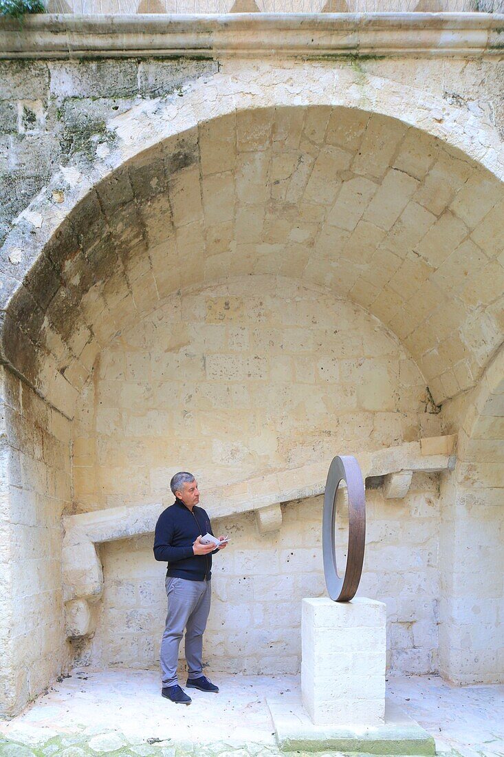 Italien, Basilikata, Matera, Kulturhauptstadt Europas 2019, von der UNESCO zum Weltkulturerbe erklärte troglodytische Altstadt, Sassi di Matera, Sasso Caveoso, MUSMA (Museo della Scultura Contemporanea) im Pomarici-Palast (17. Jahrhundert), Skulptur von Mauro Staccioli