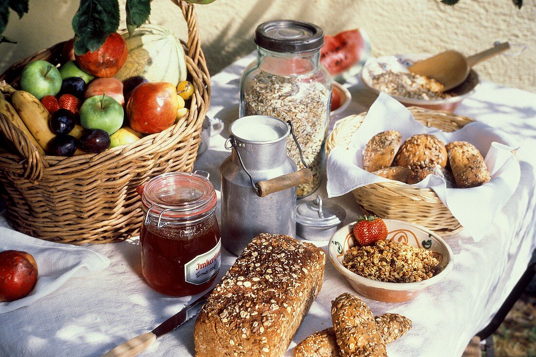 Zutaten für gesundes Frühstück mit Vollkornbrot, Milch, Obst