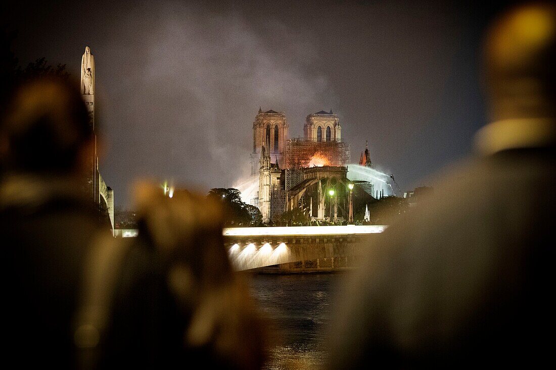 Frankreich, Paris (75), von der UNESCO zum Weltkulturerbe erklärtes Gebiet, Seine-Ufer, Ile de la Cité und Kathedrale Notre-Dame während des Brandes am 15.04.2019