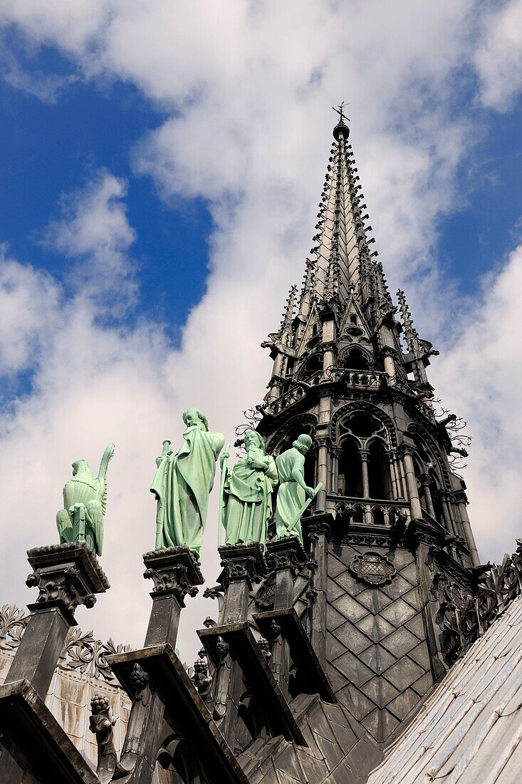 Frankreich, Paris, UNESCO-Welterbe, Ile de la Cite, Kathedrale Notre-Dame, die Turmspitze überragt die Statuen aus grünem Kupfer der zwölf Apostel mit den Symbolen der vier Evangelisten