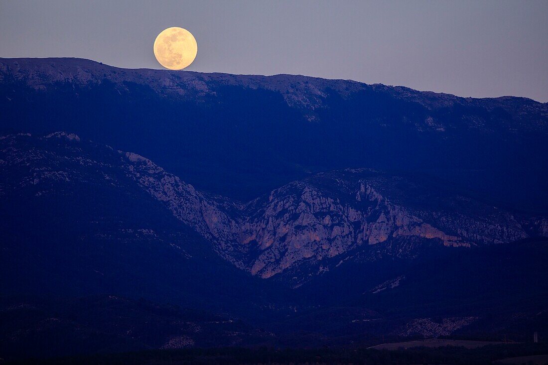 Frankreich, Alpes de Haute Provence, Regionaler Naturpark Verdon, Plateau de Valensole, Vollmond über Saint Jurs