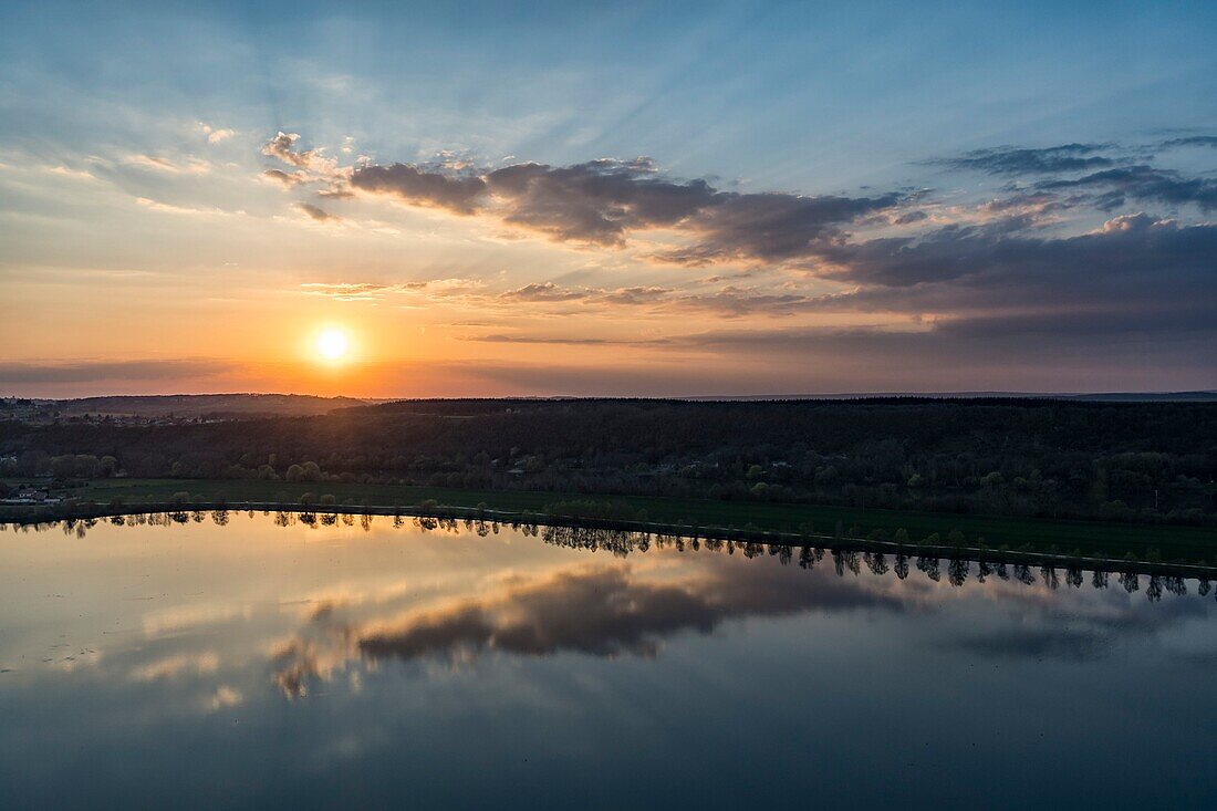 Frankreich, Eure, Bouafles, Sonnenuntergang, Sandgrube im Tal der Seine (Luftaufnahme)