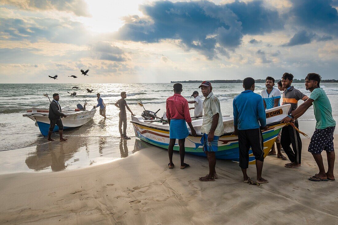 Sri Lanka, Eastern province, Passikudah, fishermen on Passikudah beach