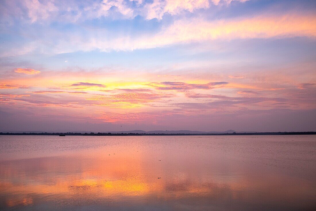 Sri Lanka, Nördliche Zentralprovinz, Polonnaruwa, Sonnenuntergang über dem Parakrama Samudra See