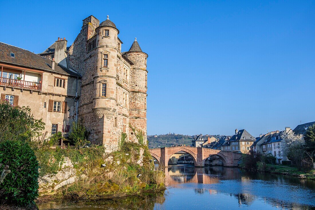 Frankreich, Aveyron, Espalion, eine Station des Jakobsweges, der alte Renaissance-Palast und die Brücke über den Fluss Lot aus dem 11.