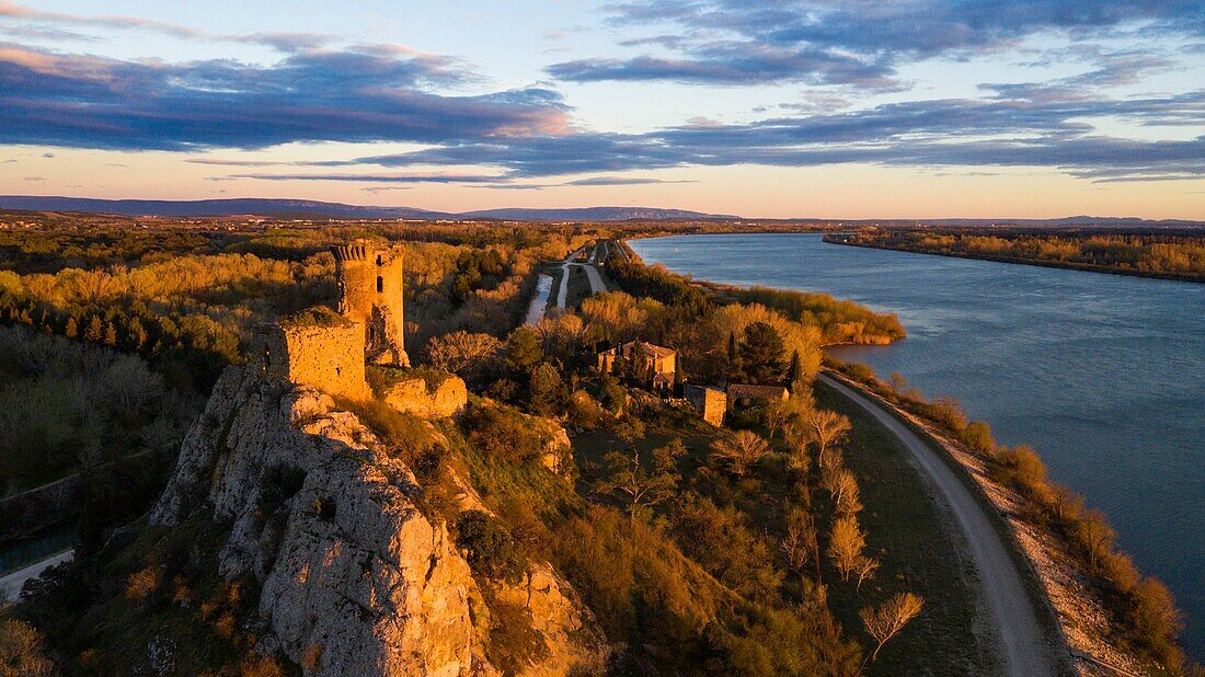 Frankreich, Vaucluse, Châteauneuf du Pape, Schloss von L'Hers (Xe) am Ufer der Rhone (Luftaufnahme)