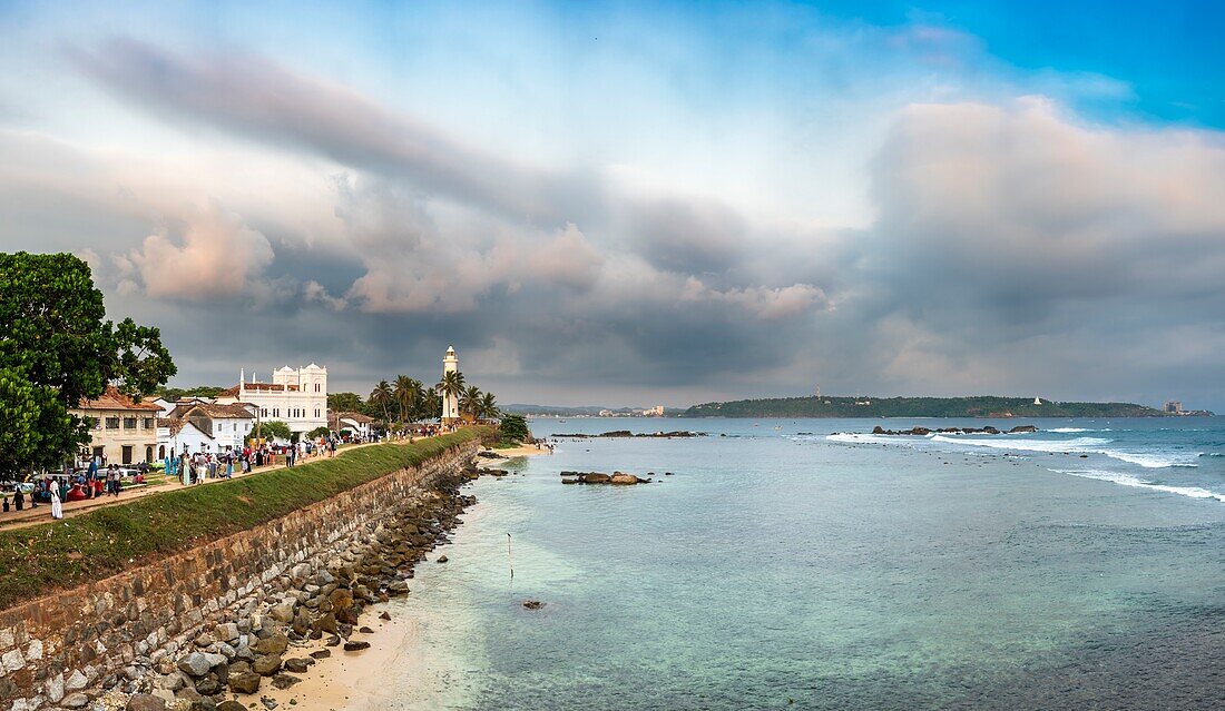 Sri Lanka, Südprovinz, Galle, Galle Fort oder Dutch Fort, das zum UNESCO-Weltkulturerbe gehört, die Festungsmauern, die Meeran Jumma Moschee und der Leuchtturm