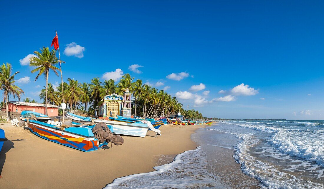 Sri Lanka, Eastern province, Trincomalee (or Trinquemalay), Hindu temple on Uppuveli beach