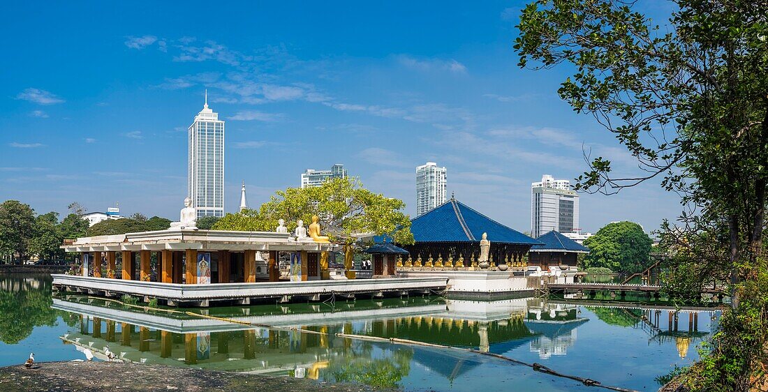 Sri Lanka, Colombo, Wekanda district, Seema Malakaya Buddhist temple in the Beira Lake