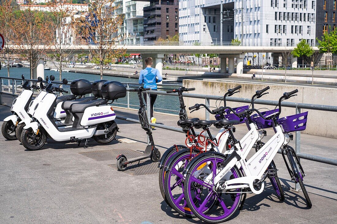 Frankreich, Rhone, Lyon, Stadtteil La Confluence südlich der Presqu'ile, in der Nähe des Zusammenflusses von Rhone und Saone, ist das erste vom WWF zertifizierte nachhaltige Stadtviertel Frankreichs, INDIGO® weel ist ein stationsloses Fahrrad- und Rollerverleihsystem mit Selbstbedienung