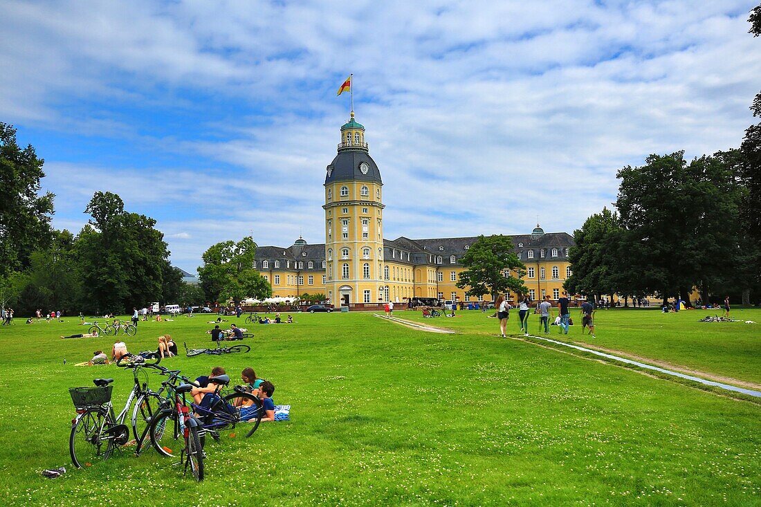 Germany, Baden Wurttemberg, Karlsruhe, Castle Karlsruhe seen from the SchlossGarten