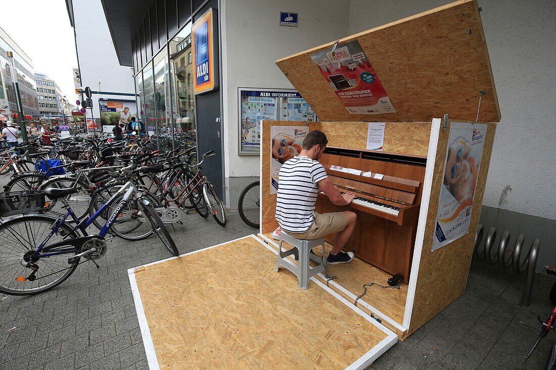 Deutschland, Baden Württemberg, Karlsruhe, Selbstbedienungsklavier in der Waldstraße in Karlsruhe