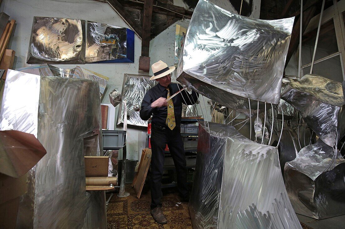 Deutschland, Baden-Württemberg, Karlsruhe, Atelier des Künstlers Klaus Gindchen, zeitgenössischer Künstler, der Musikinstrumente aus Metallplatten herstellt