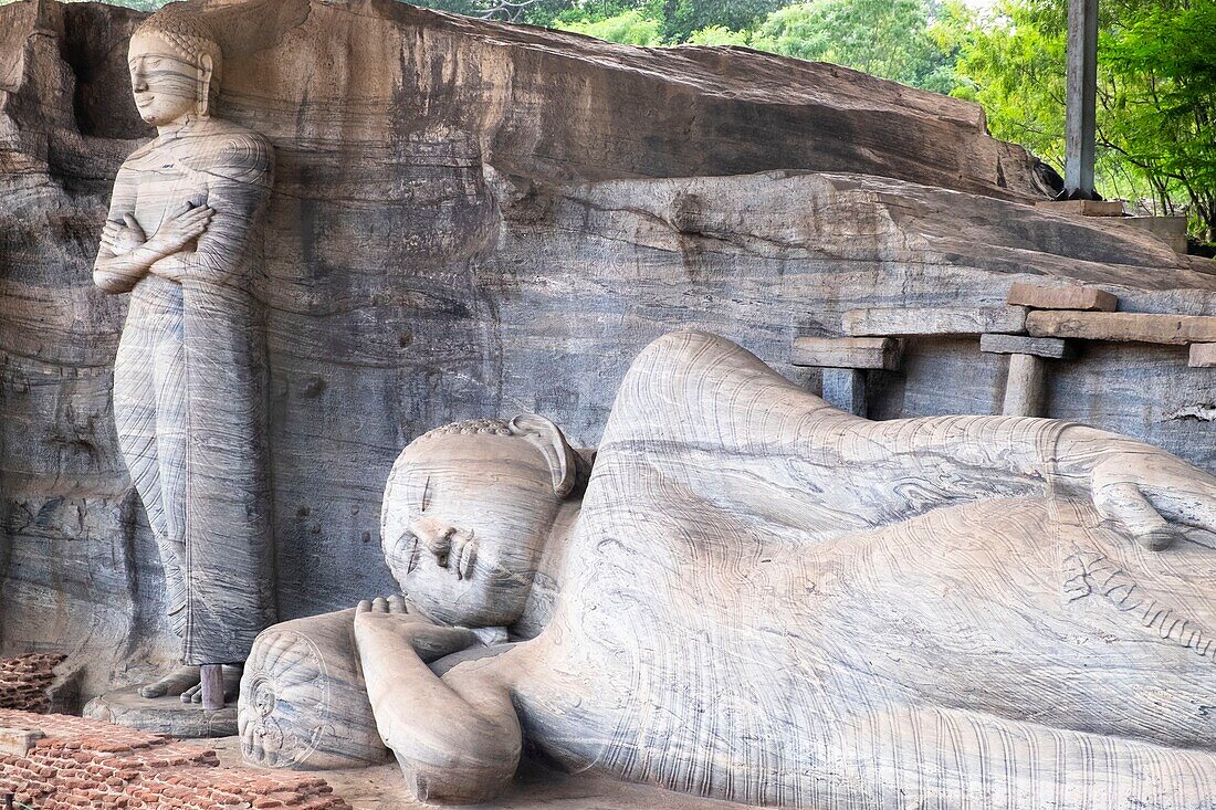 Sri Lanka, Nördliche Zentralprovinz, archäologische Stätte von Polonnaruwa, UNESCO-Welterbe, Gal Vihara Felsentempel, vier in einen großen Granitfelsen gehauene Buddha-Statuen