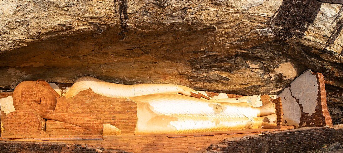 Sri Lanka, Zentralprovinz, Sigiriya, Pidurangala-Felsen, liegender Buddha aus Ziegeln von Pidurangala