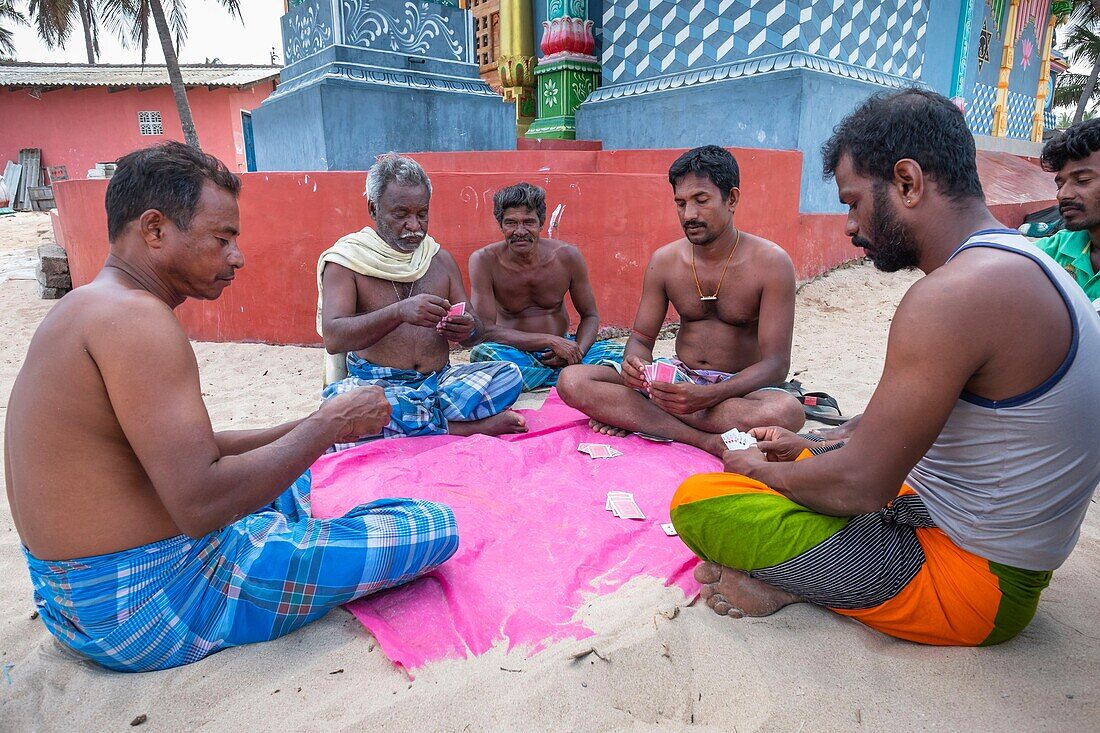 Sri Lanka, Ostprovinz, Trincomalee (oder Trinquemalay), Männer spielen Karten am Strand von Uppuveli