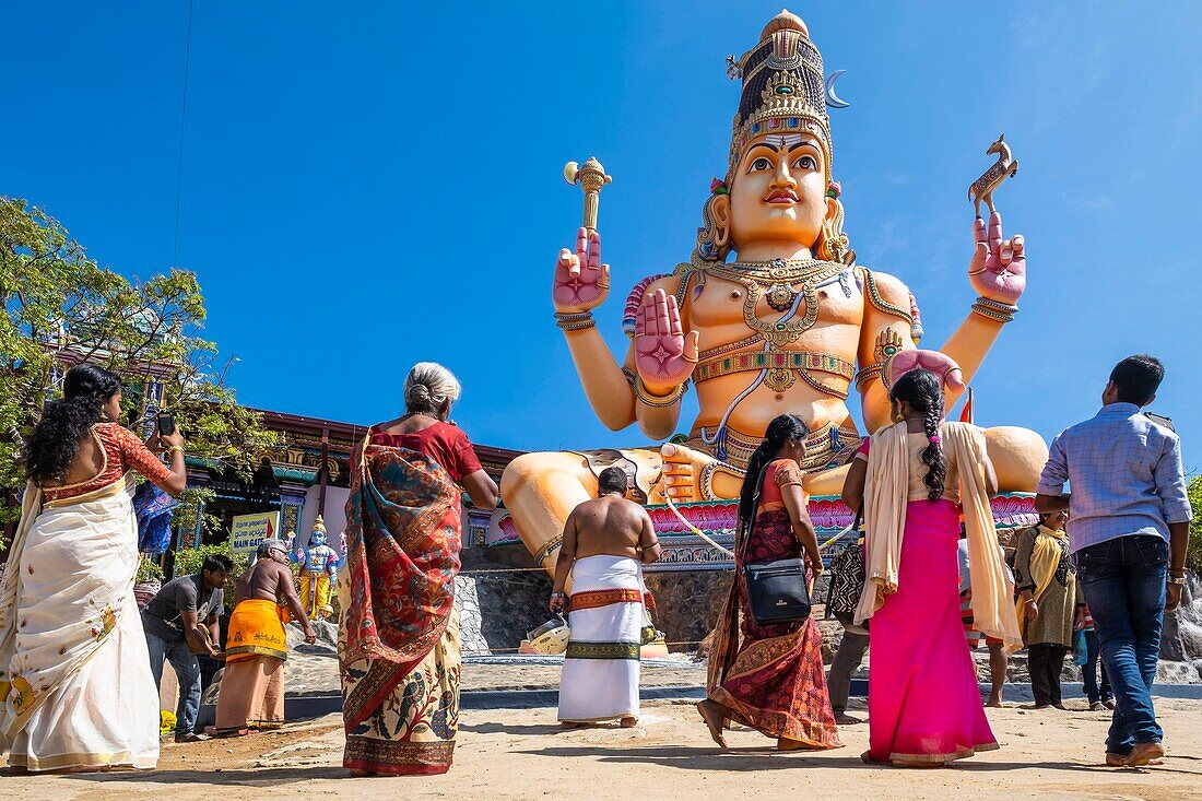 Sri Lanka, Eastern province, Trincomalee (or Trinquemalay), Koneswaram Hindu temple constructed atop Swami Rock promontory, Shiva statue