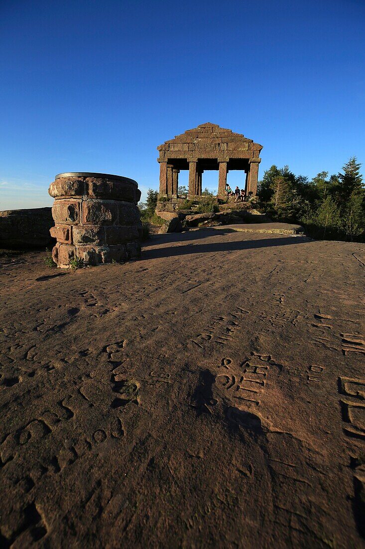 Frankreich, Bas Rhin, Der Tempel von Donon ist auf 1.009 Meter über dem Meeresspiegel, Es wurde auf dem Gipfel im Jahre 1869 errichtet, Es ist das Werk des kolumbianischen Architekten Louis Michel Boltz, Landschaft während des Aufstiegs des Gipfels von Donon im Winter durchquert