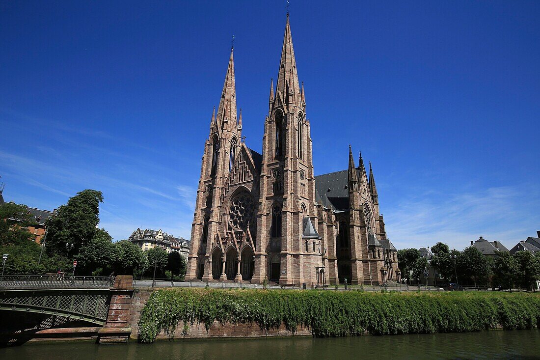 Frankreich, Bas Rhin, Straßburg, Stadtteil Neustadt aus der deutschen Zeit, von der UNESCO zum Weltkulturerbe erklärt, die Brücke der Auvergne und die Kirche St. Paul, Platz General Eisenhover