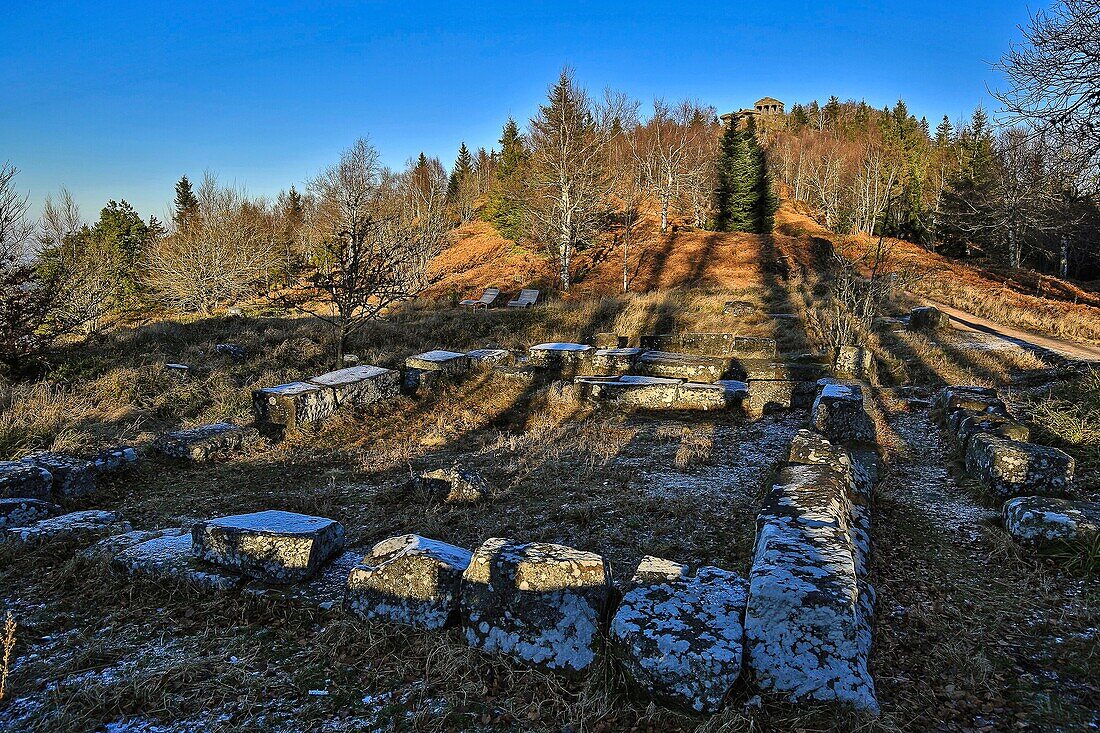 Frankreich, Bas Rhin, Der Tempel von Donon ist auf 1.009 Meter über dem Meeresspiegel, Es wurde an der Spitze im Jahr 1869 errichtet, Es ist das Werk des Architekten Louis Michel Boltz, Die Ruinen eines römischen Tempels in den Aufstieg des Gipfels von Donon