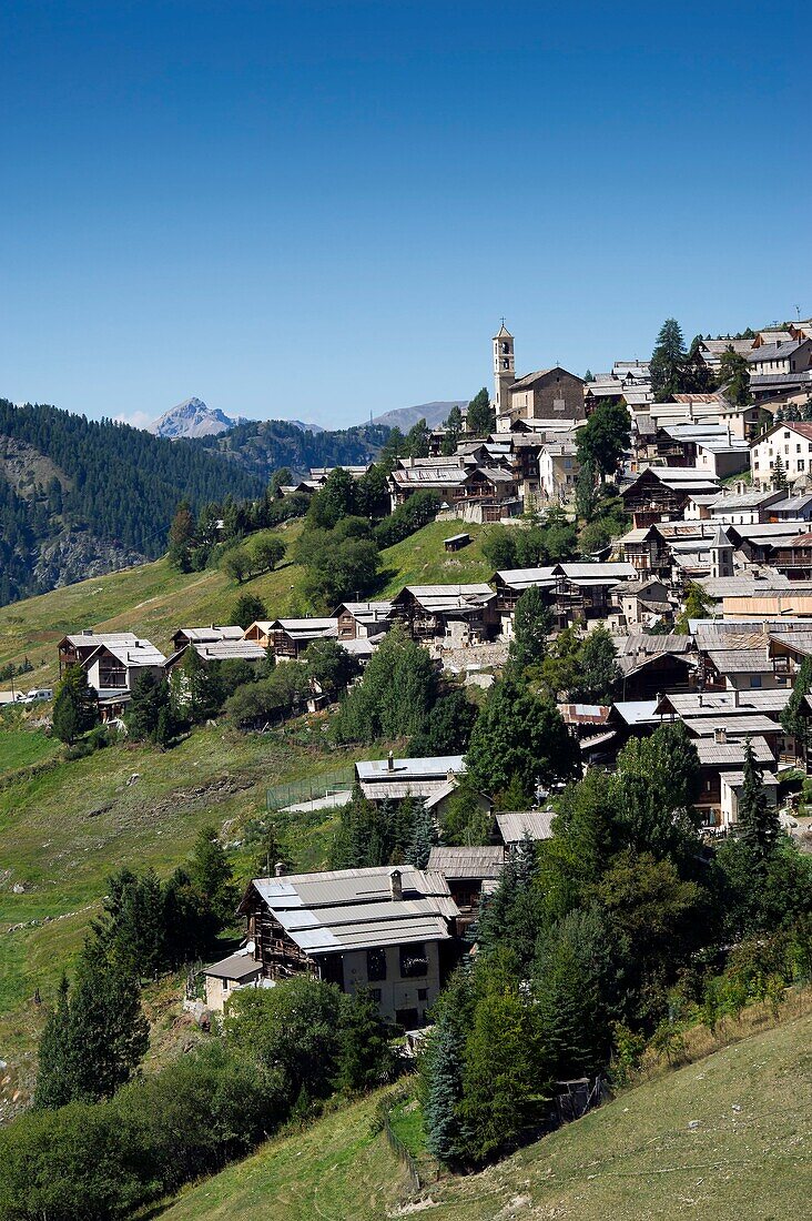 Frankreich, Hautes Alpes, Queyras-Massiv, Saint Veran, Gesamtansicht des Dorfes von der Clausis-Straße aus