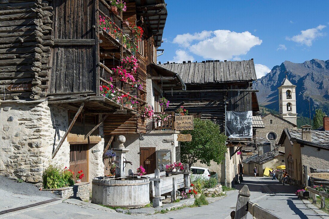 Frankreich, Hautes Alpes, Queyras-Massiv, Saint Veran, der Brunnen von Chatelet in der Hauptstraße und der Kopf von Longet (3146m)