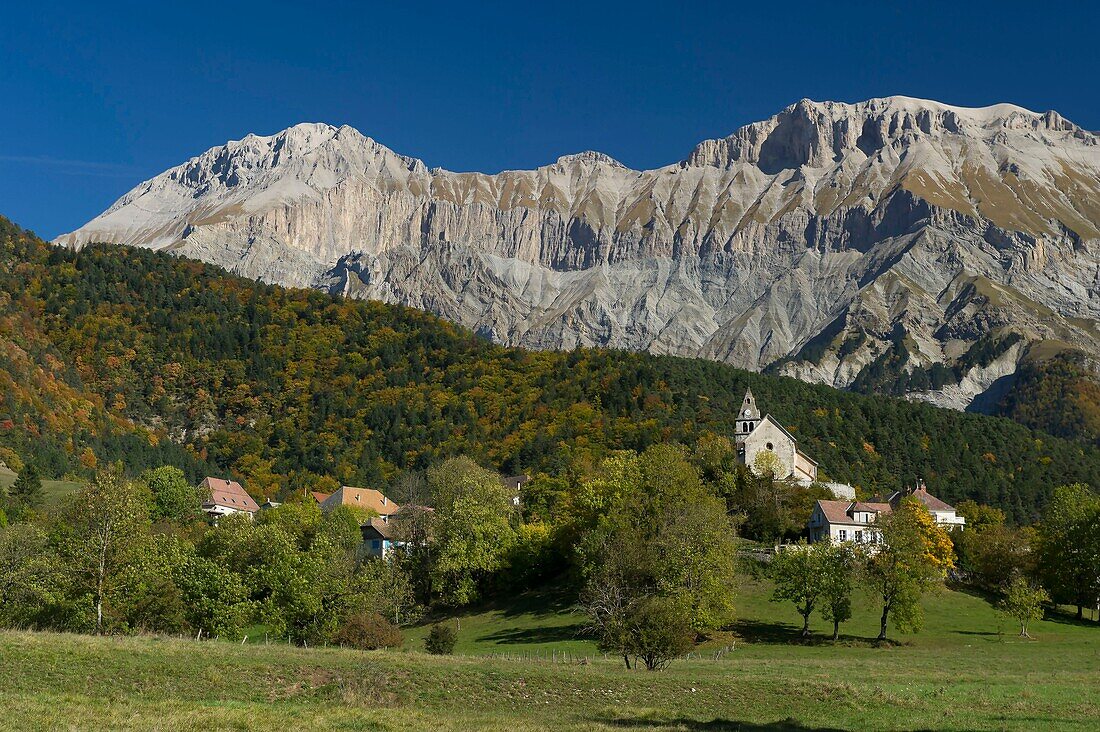 Frankreich, Isere, Trieves, das Dorf von Treminis, der Kopf der Kavallerie (2697m) und der Rougnou (2577m)