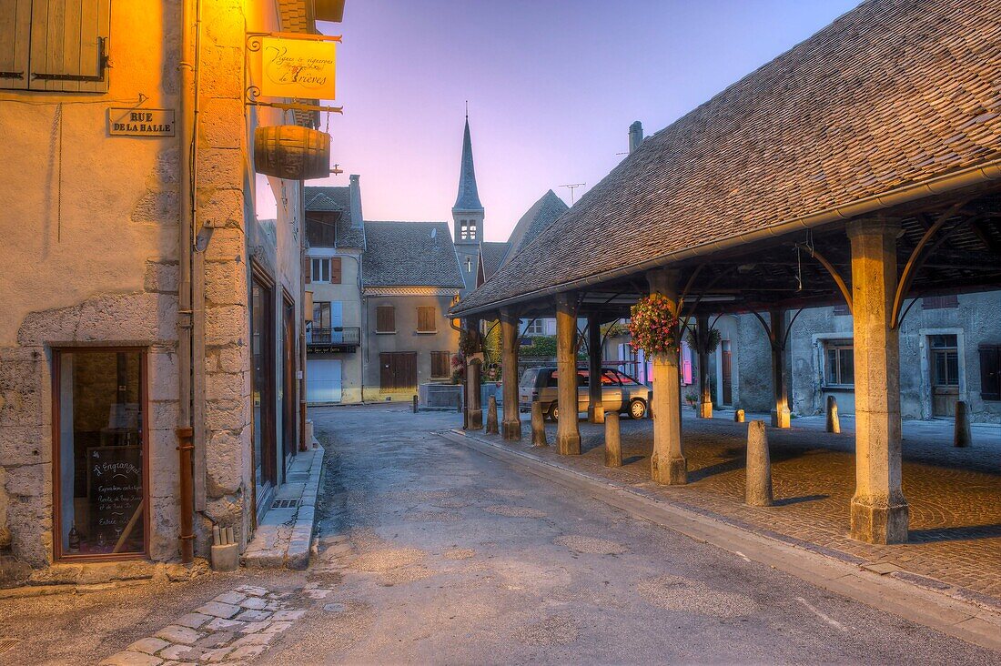 Frankreich, Isere, Trieves, Mens, der Place des Halles und der Glockenturm des Tempels in der Abenddämmerung