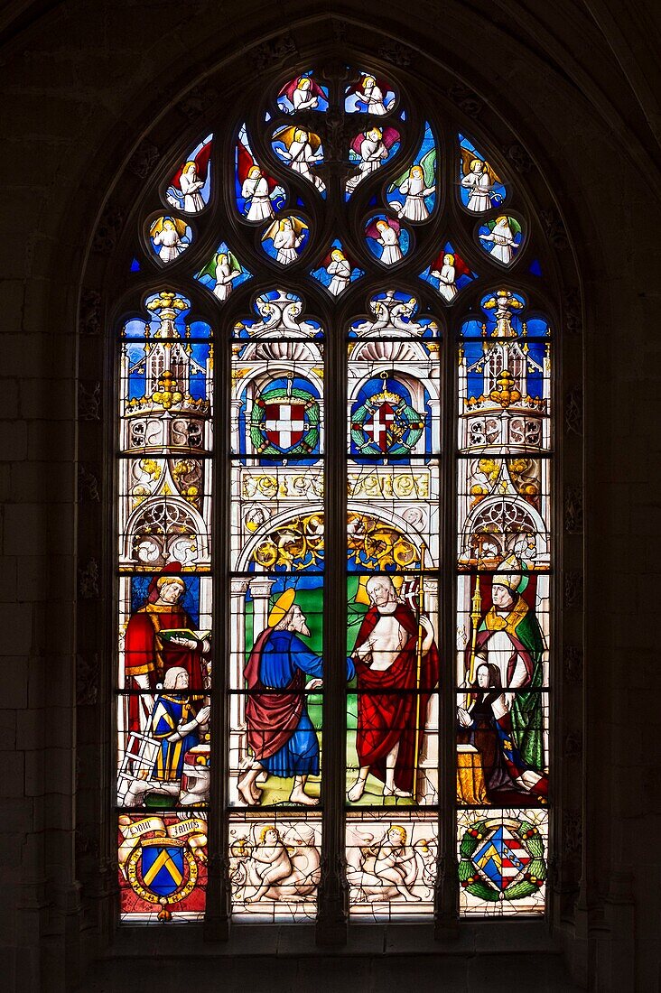 Frankreich, Ain, Bourg en Bresse, Königliches Kloster von Brou restauriert in 2018, Kirche St. Nikolaus von Tolentino, Meisterwerk der Flamboyant-Gotik, eines der Buntglasfenster der großen Fenster des Chors