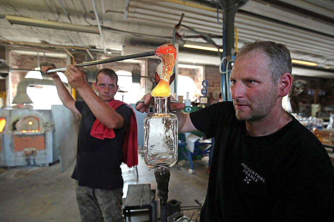 Frankreich, Moselle, Meisenthal, Das internationale Zentrum für Glaskunst (CIAV), Halle à hot, Der Glasmachermeister Jean Marc Schilt (L) bei der Glasbearbeitung mit Sebastien Maurer (R)