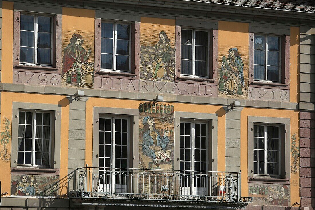 Frankreich, Haut Rhin, Fassade der Storchen-Apotheke an der 17, Place du Marche in Munster