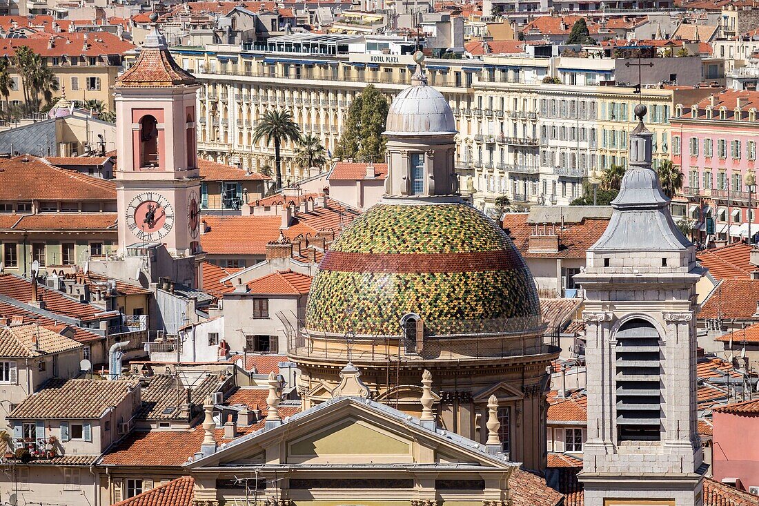 Frankreich, Alpes Maritimes, Nizza, von der UNESCO zum Weltkulturerbe erklärt, Stadtteil Alt-Nizza, Kuppel der Kathedrale Sainte Reparate und Tour de l'Horloge auf der linken Seite