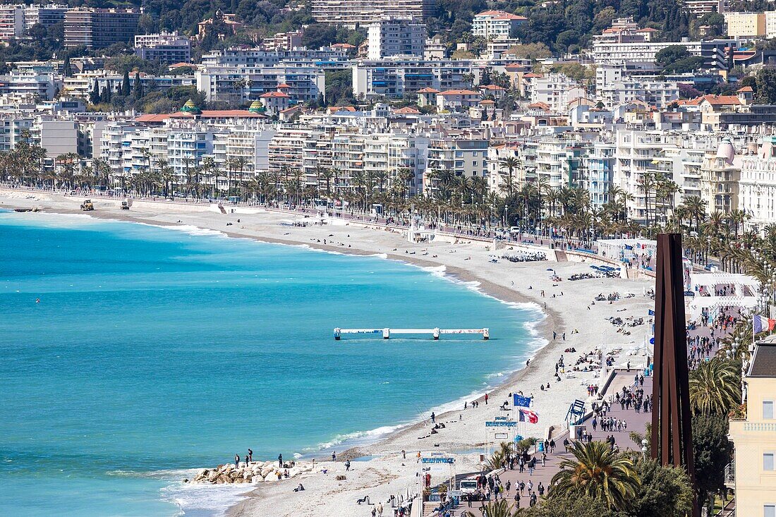 Frankreich, Alpes Maritimes, Nizza, von der UNESCO zum Weltkulturerbe erklärt, die Baie des Anges und die Promenade des Anglais, Neun schräge Linien, Bernard Vernets Stahlskulptur stellt die 9 Hügel der Grafschaft Nizza auf der Esplanade Georges Pompidou dar