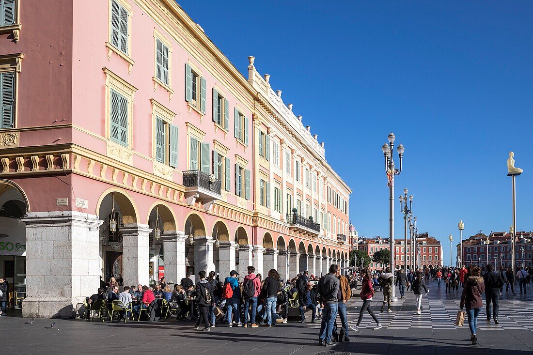 Frankreich, Alpes Maritimes, Nizza, von der UNESCO in die Liste des Weltkulturerbes aufgenommen, Place Massena und hockende Statuen des Werkes '' Conversation in Nice '' des katalanischen Künstlers Jaume Plensa